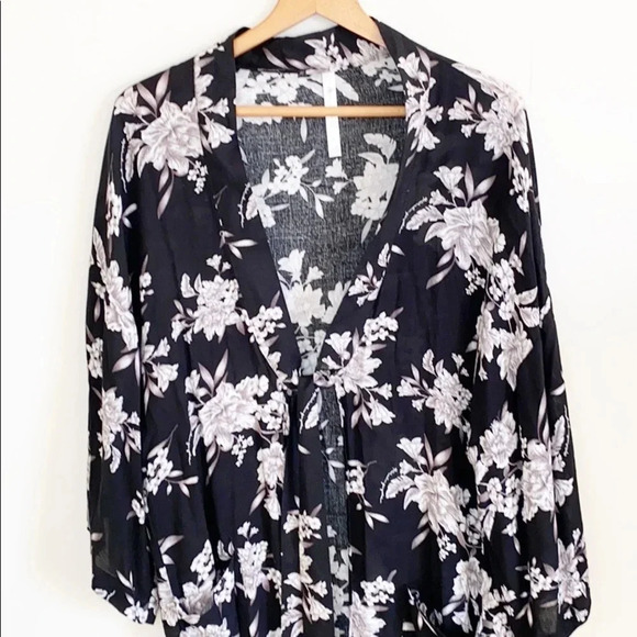 Spiritual Gangster Black/white Floral Kimono/robe - Picture 5 of 12